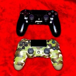 2 PS4 controllers, Good condition